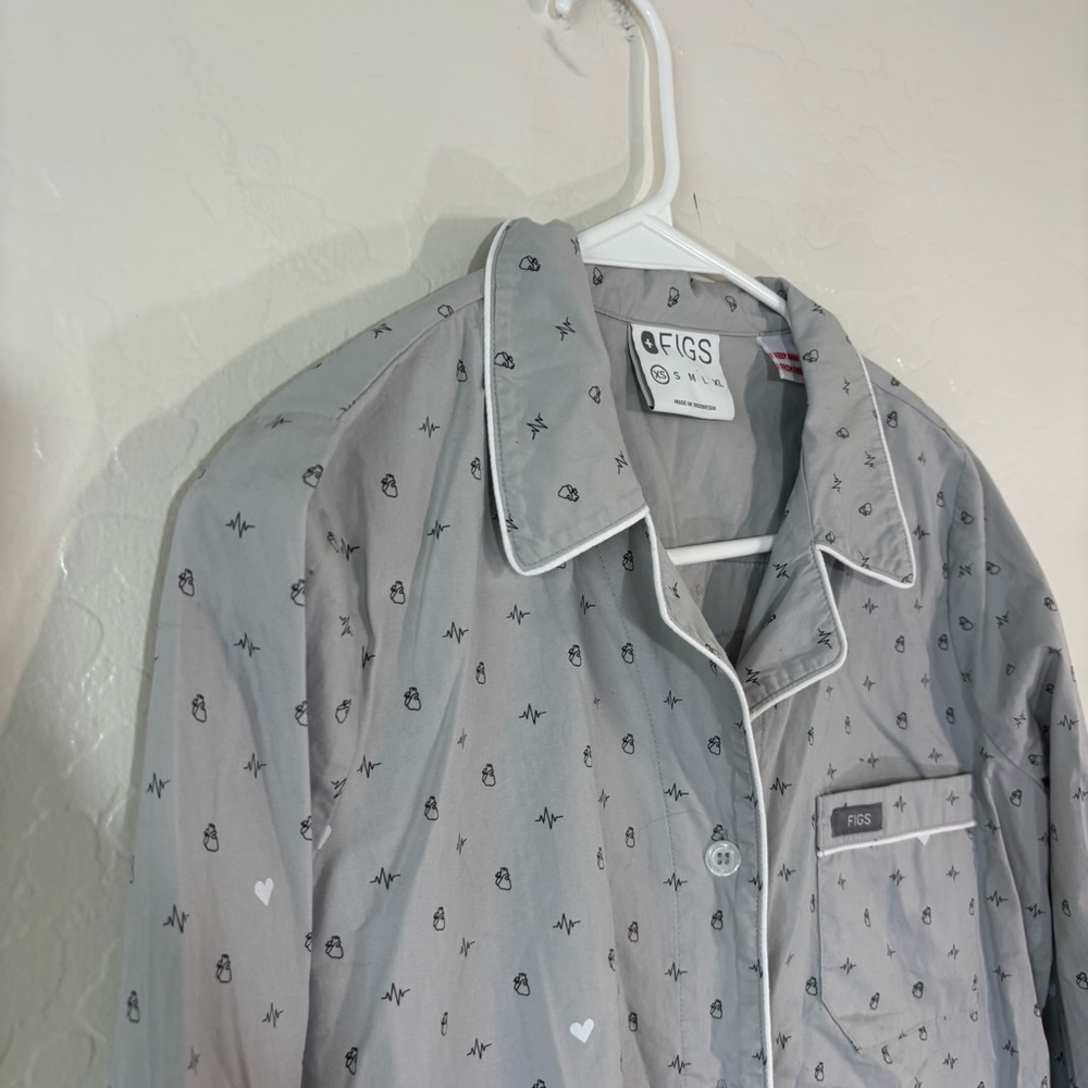 Figs Dream Big Pajama Button Front Top Women XS Front Pocket - Picture 2 of 8